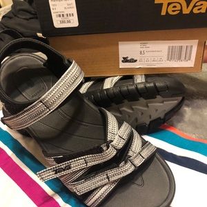 Water sandals, adjustable